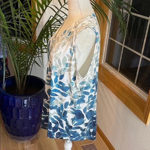 Blue Leaf Print Sleeveless Top - Picture 4 of 6